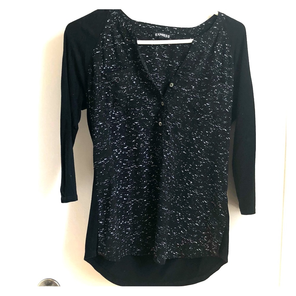 Express top! T-shirt sleeves with silky body.